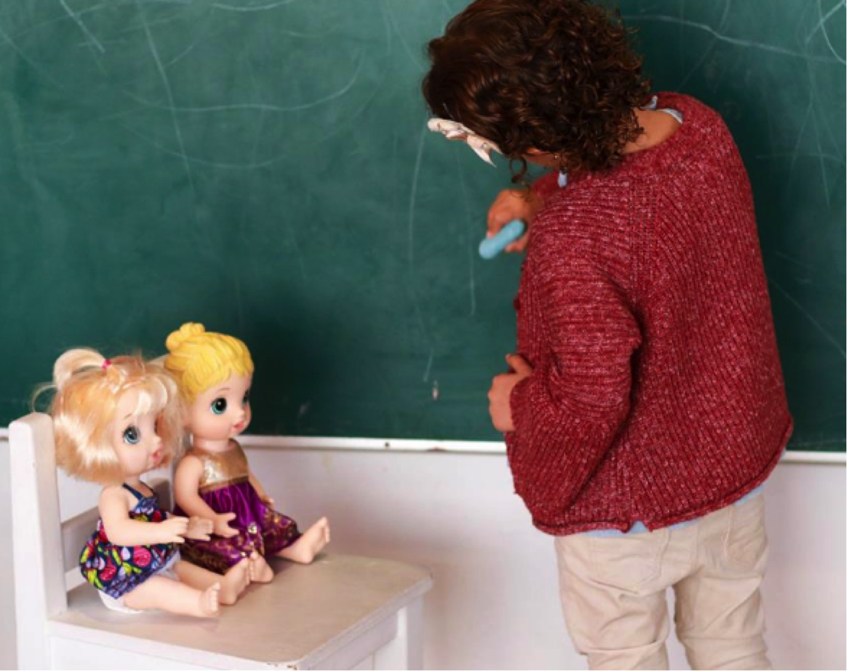Niña jugando a la maestra con muñecas Baby Alive®️