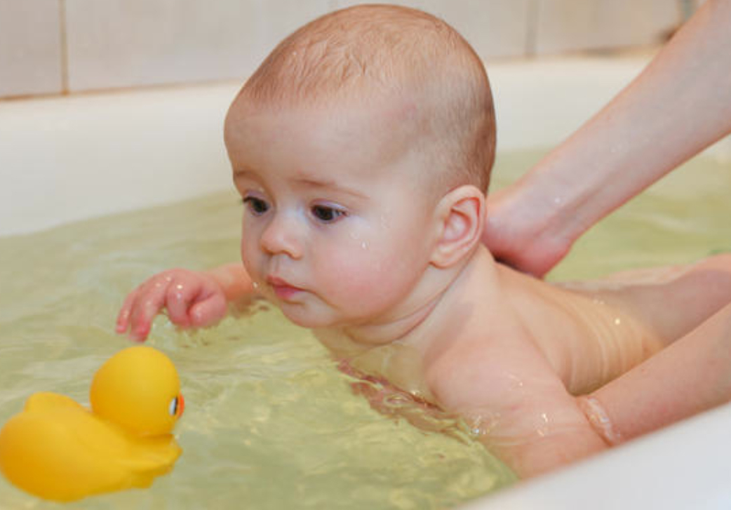 Новорожденному попала вода в ухо при купании. Малыш в ванной. Купание. Для купания малыша в ванной. Малыш купается.