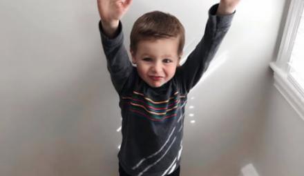 ¿Tu hijo de 6 u 8 años parece adolescente y se la pasa de malas? Ésta es la razón. Foto: IG @lauries_little_ones.