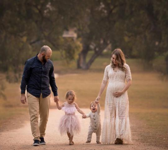 A la mamá que cría a sus hijos lejos de su familia