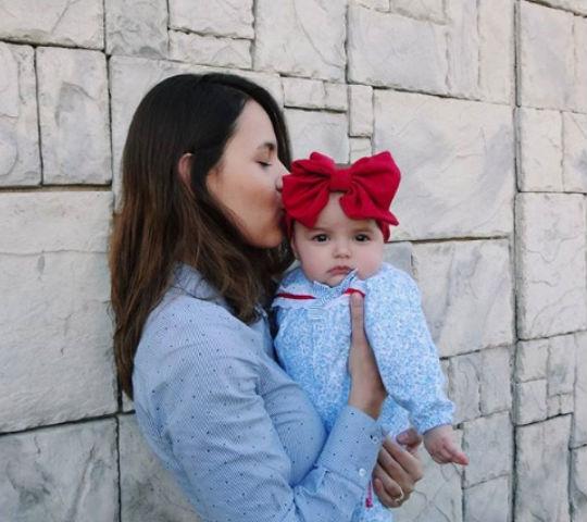 Bebé recién nacido con una diadema en la cabeza acostado sobre una manta  bebé recién nacido soñoliento