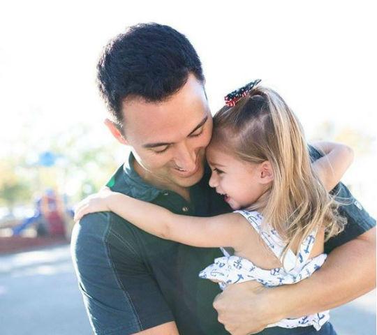 La Sangre No Hace Que El Amor Familiar. Un Padre Y Una Hija Juntos En Casa.  Imagen de archivo - Imagen de muchacha, casa: 258758375