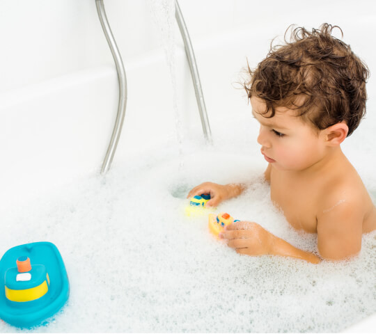 la hora del baño para el bebe